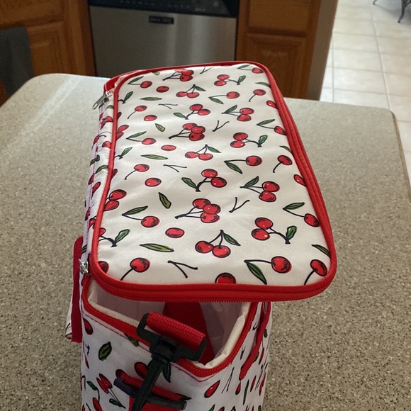 Super cute Thermal with 🍒 - Picture 3 of 4